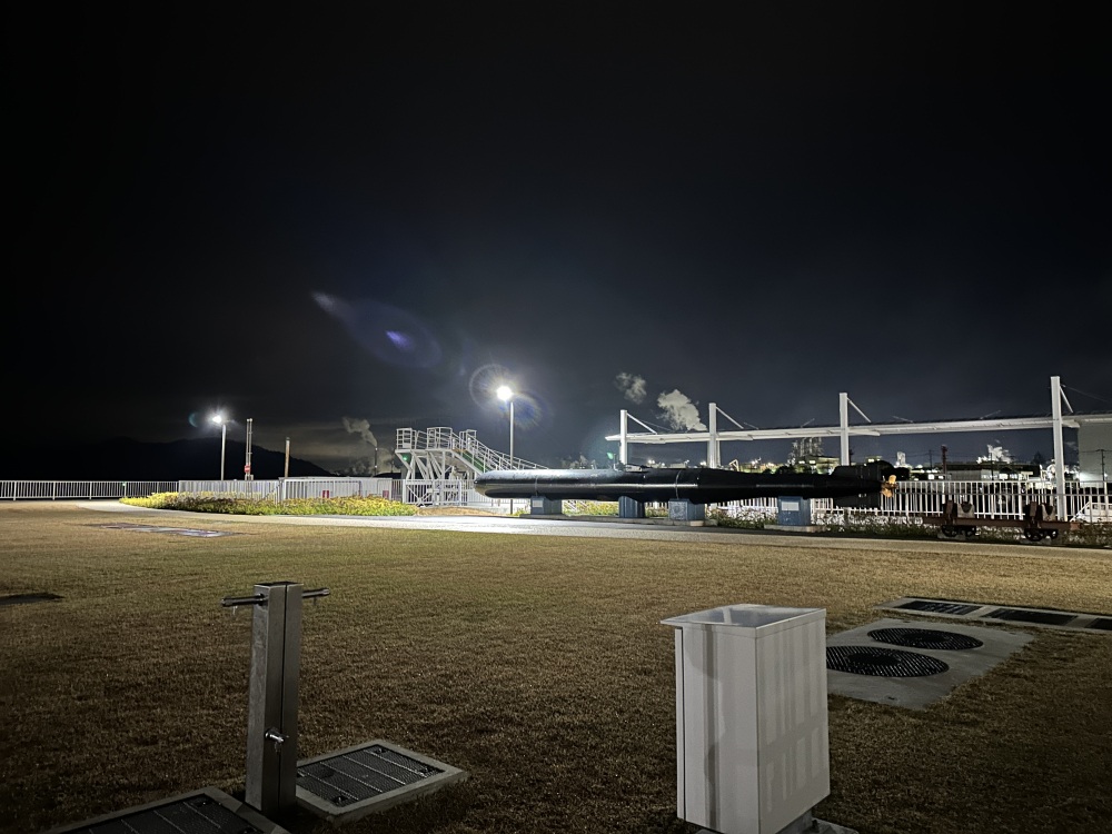 奥に公園が併設されています。