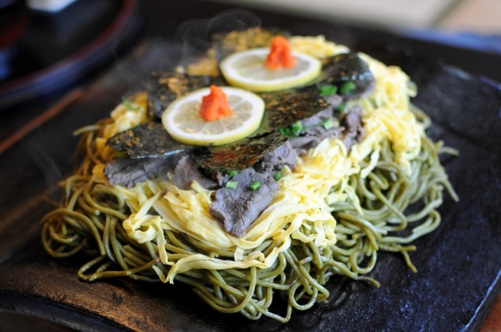 カリカリ&モチモチの食感が楽しい「瓦そば」