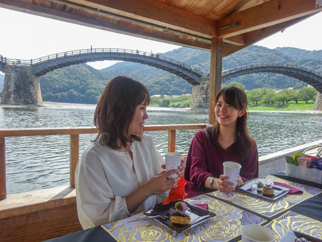 錦帯橋　秋の遊覧船「喫茶舟」
