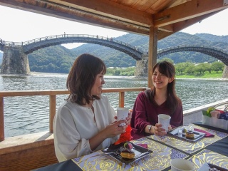 錦帯橋　秋の遊覧船「喫茶舟」
